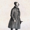 Översten och adelsmannen Adrian Hertzenhielm (1754-1838) iförd samiska skinnskor, långrock, kalott och hög hatt. Litografi u.o.å.